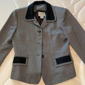 Gray/black blazer with shoulder padding. Size 4P. Very lightly worn condition.